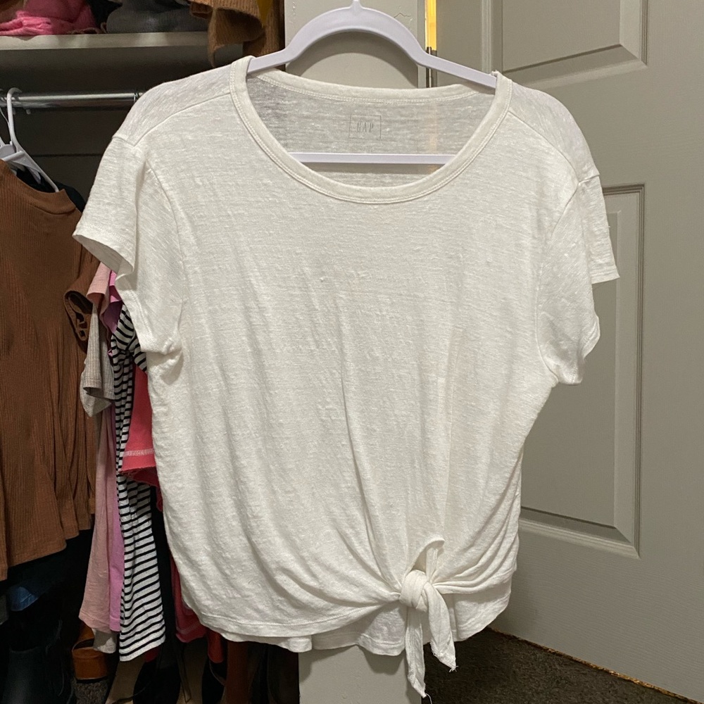 GAP white tee